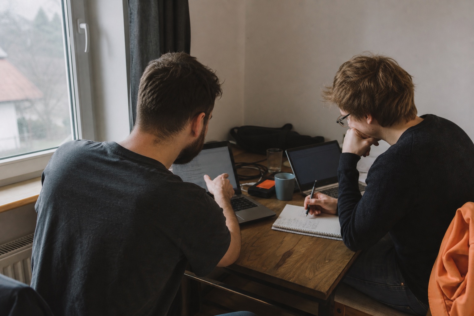 Dwóch programistów pracujących wspólnie przy biurku